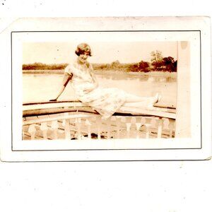 Vintage Vernacular Photo - 1920s Glamour Girl